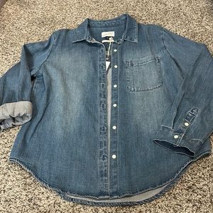 NWT Universal Thread women’s S classic fit denim button up jacket.